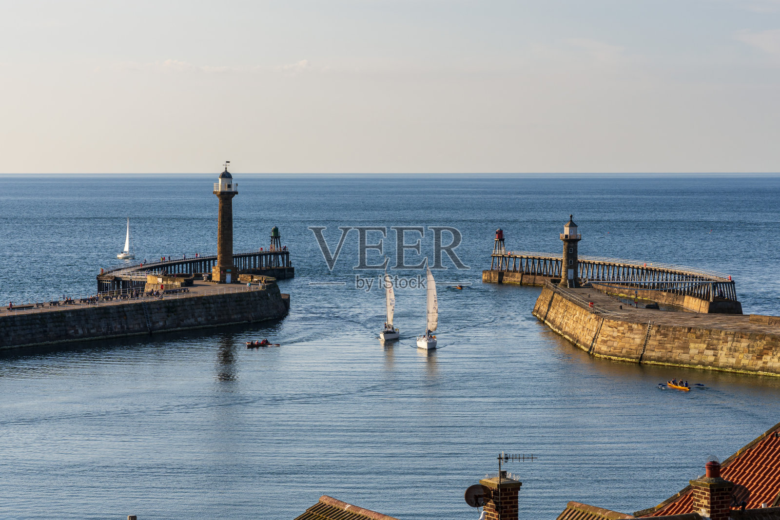 英国，英格兰，惠特比的码头和灯塔照片摄影图片