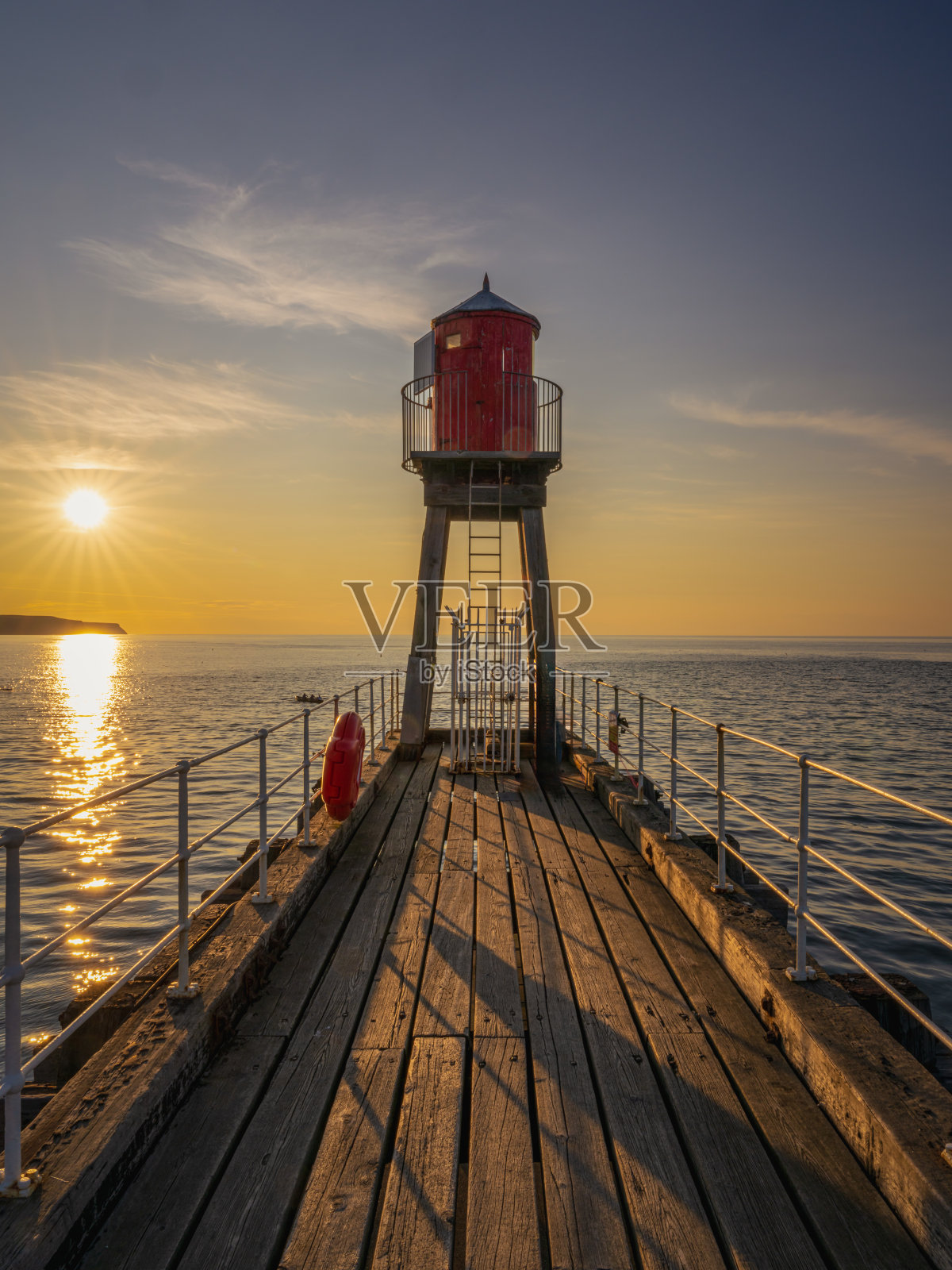 英国英格兰惠特比东码头的日落照片摄影图片