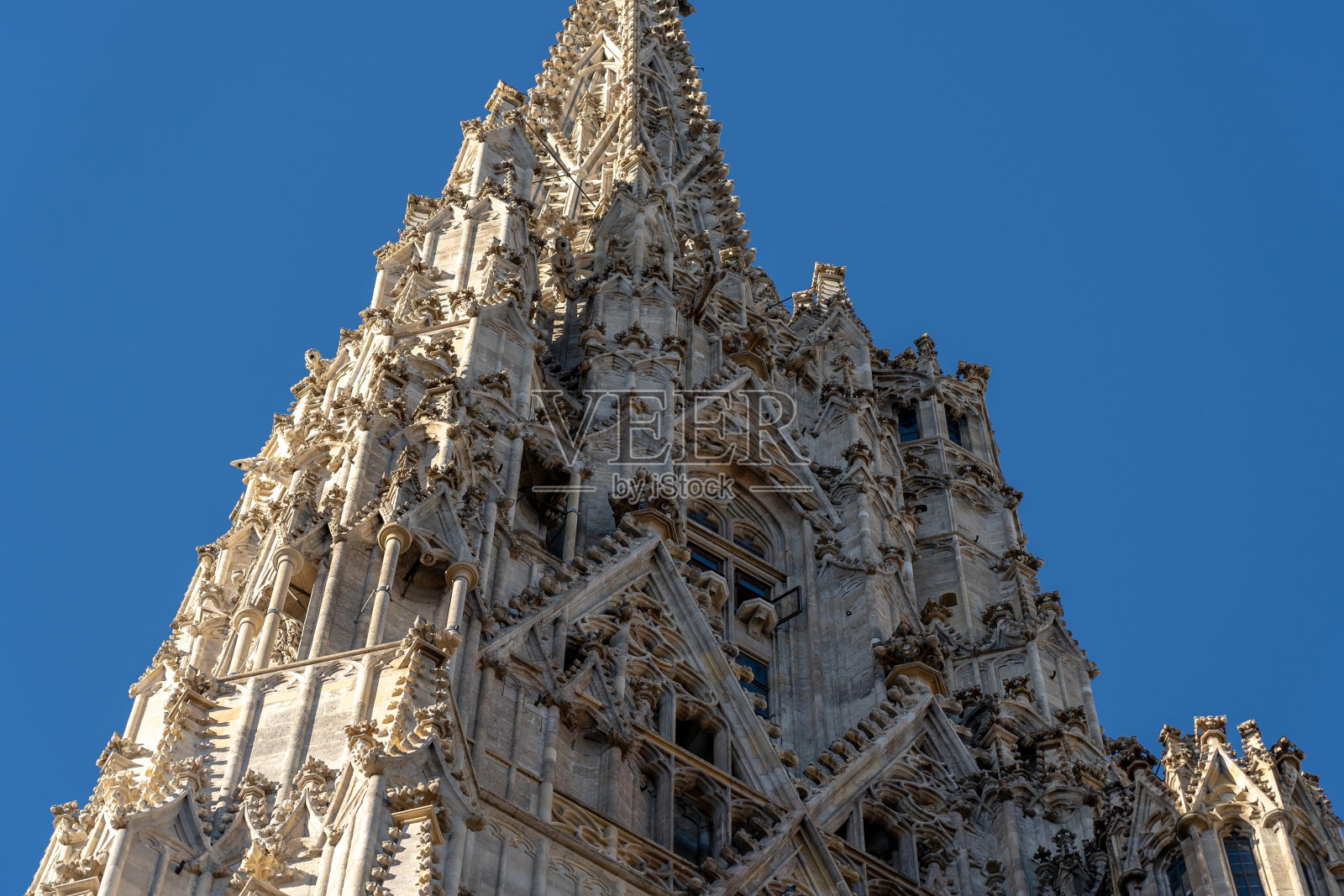 精美的石制尖塔映衬着奥地利维也纳的蓝天。照片摄影图片