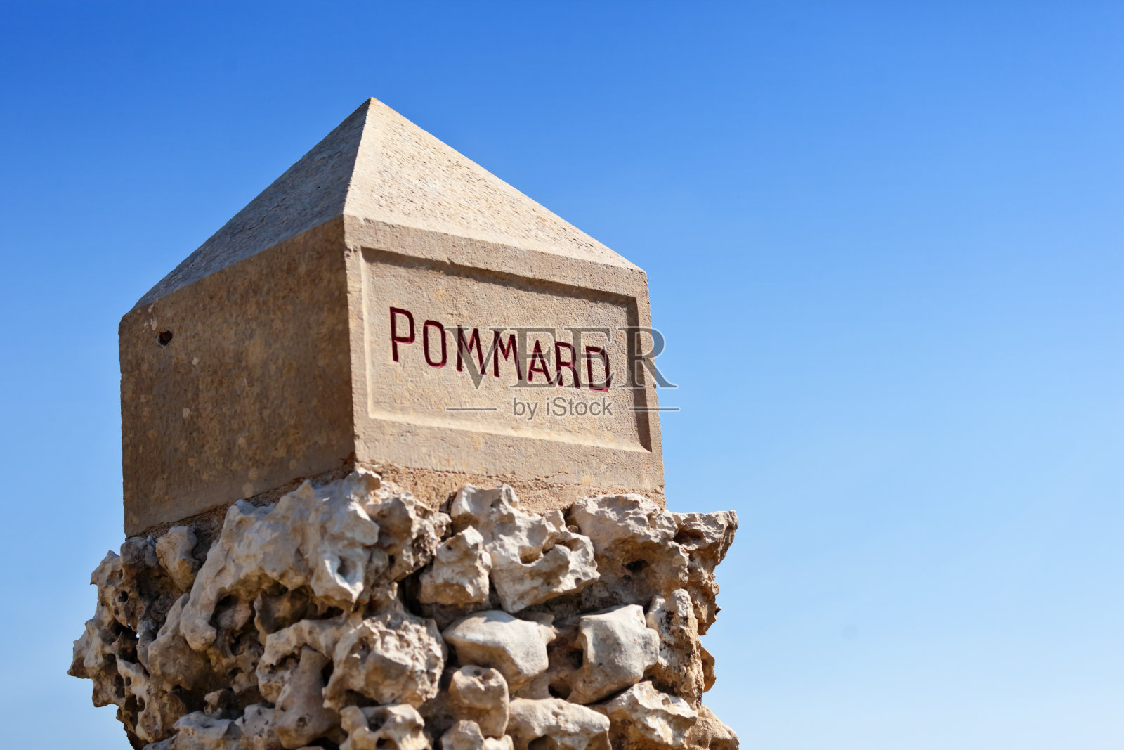 著名公社和村庄的石柱，勃艮第，生产总理级葡萄酒照片摄影图片