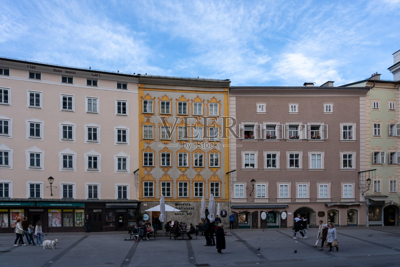 奥地利萨尔茨堡的一条街道，人们走在历史建筑前。照片摄影图片