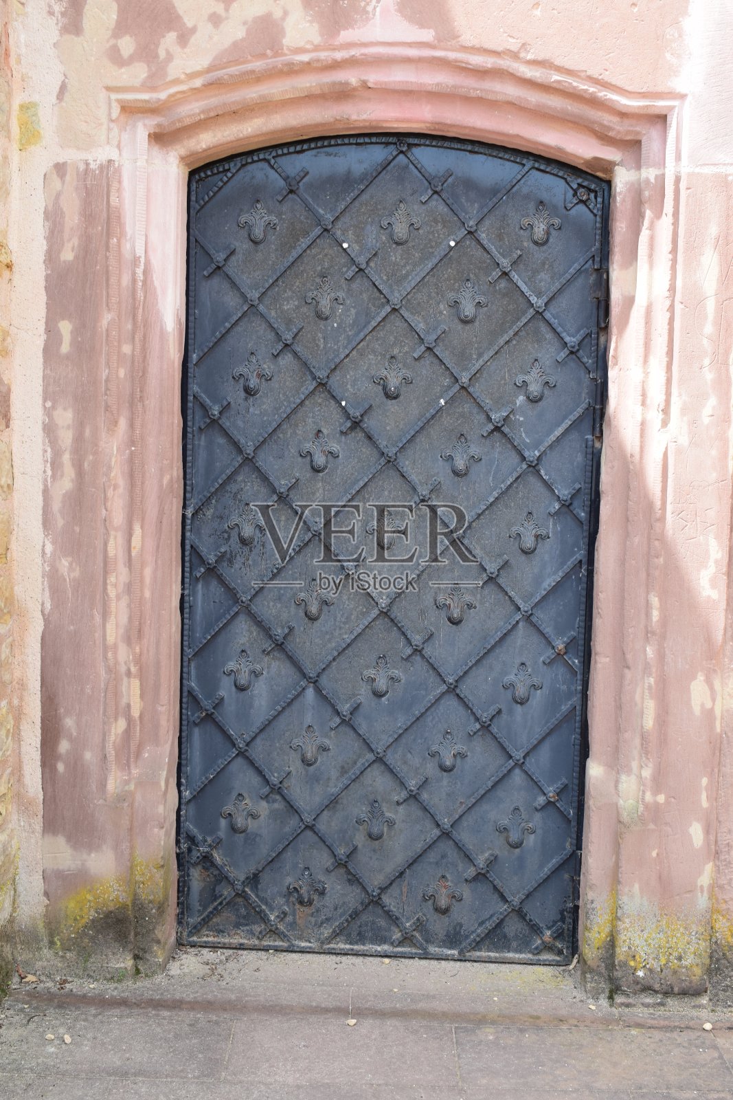 大门上有鲜花照片摄影图片