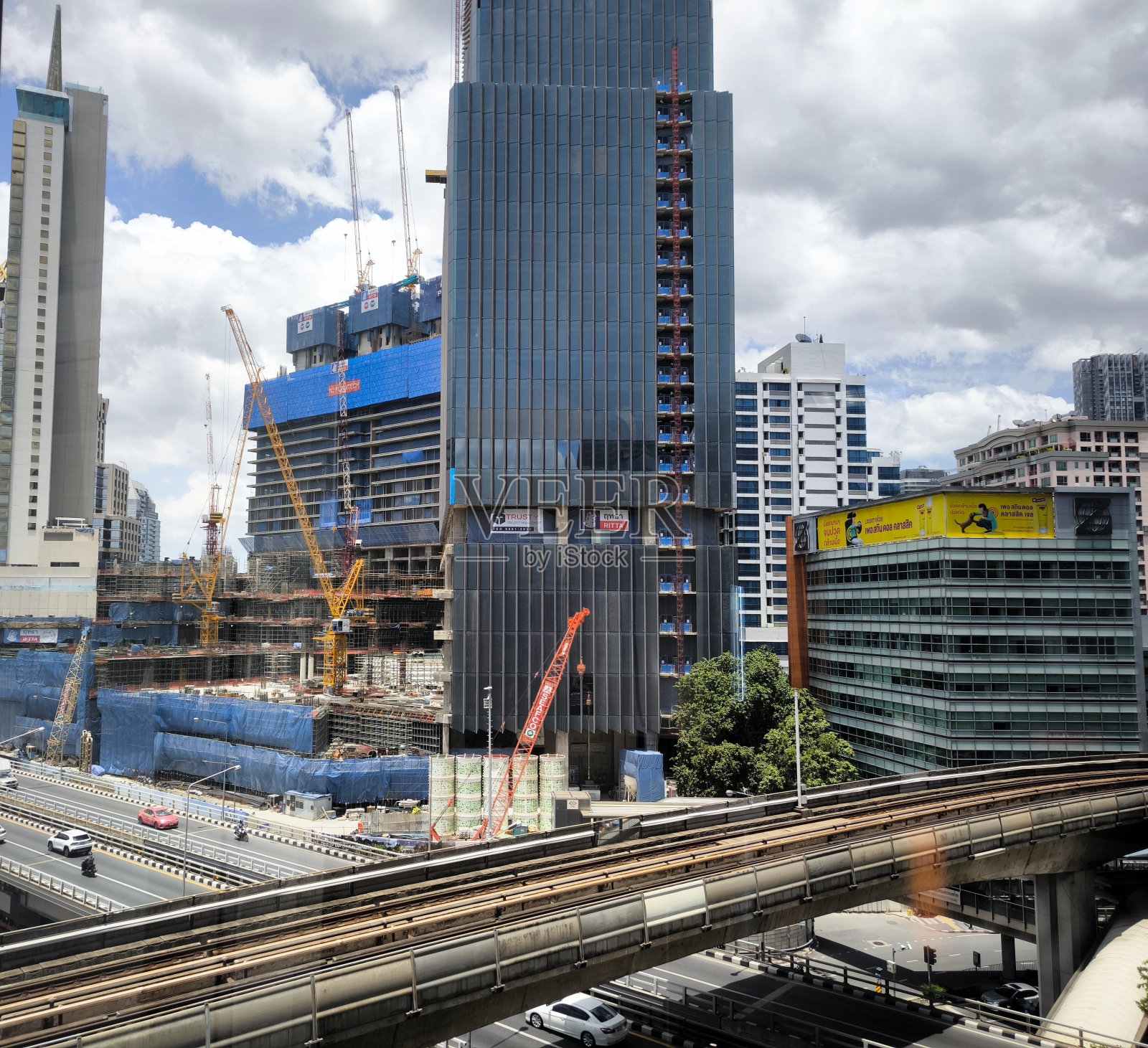 泰国:2024年7月13日，泰国曼谷，工地上的起重机照片摄影图片