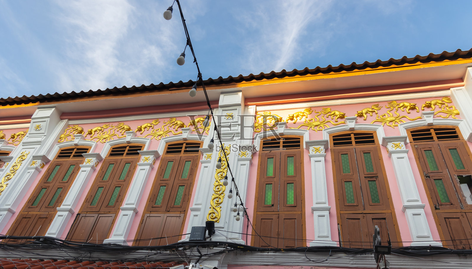 泰国。普吉岛古镇有中葡建筑的建筑群。有窗户和设计的房子。照片摄影图片