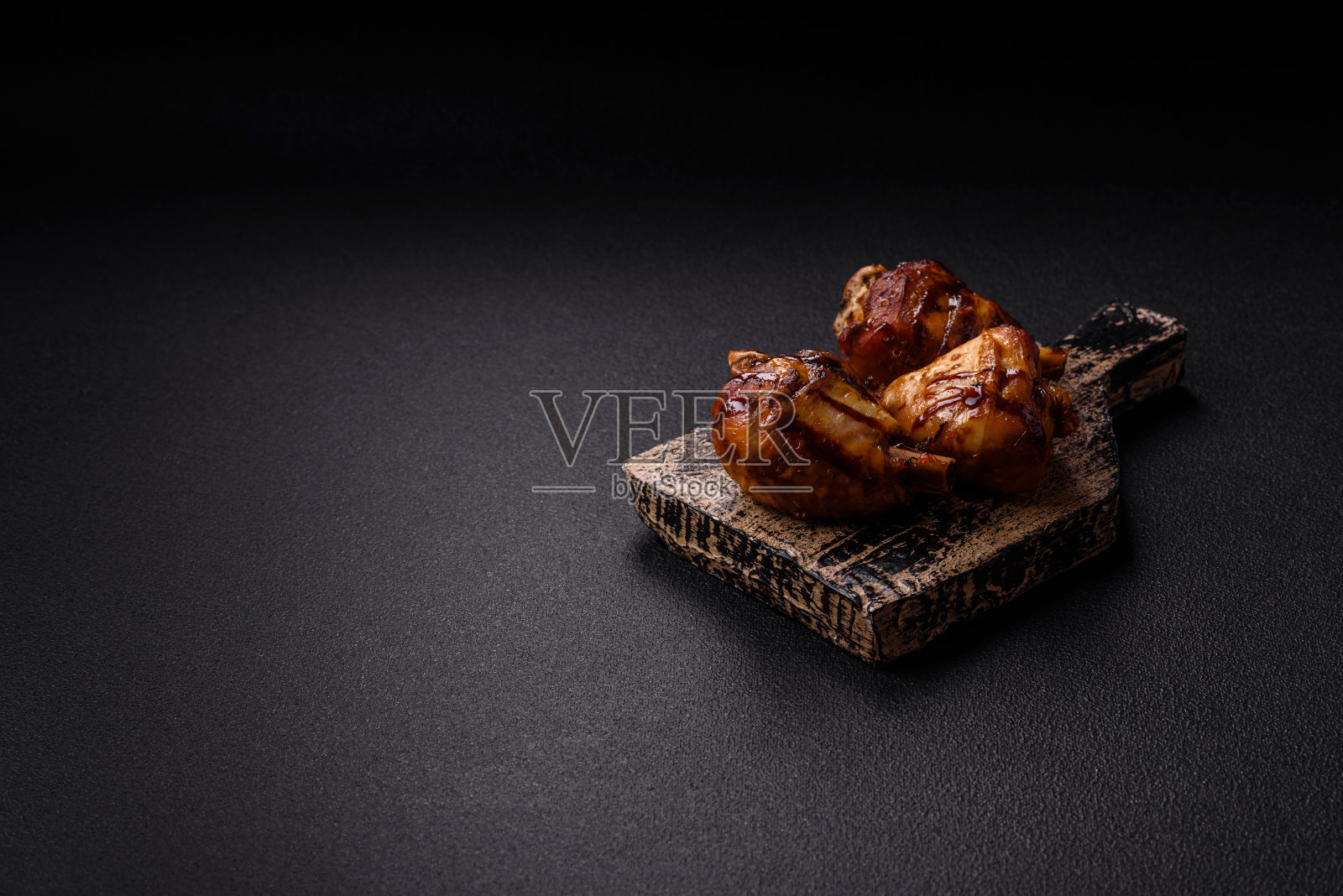 美味的烤鸡腿配香料和香草照片摄影图片