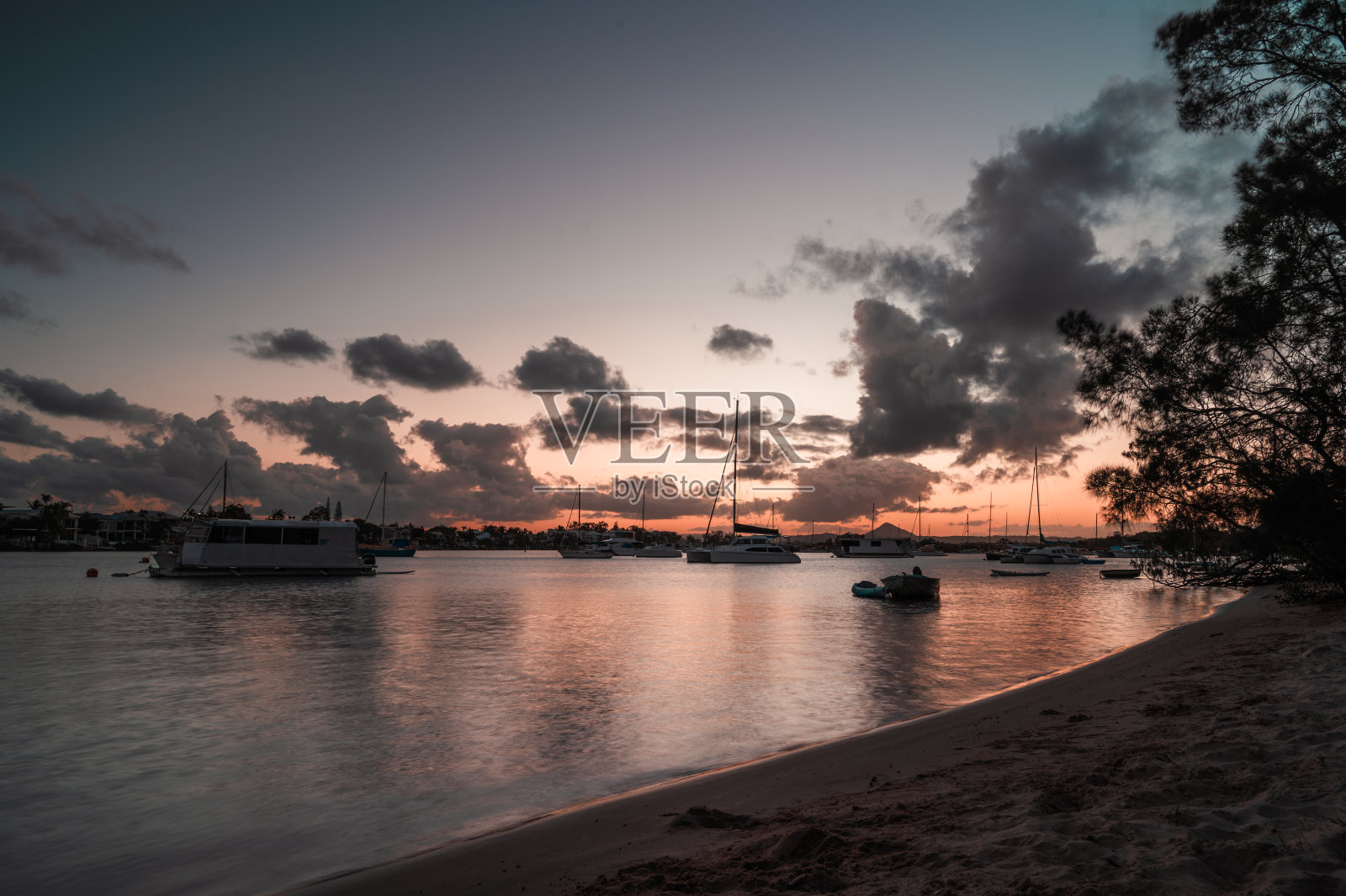 日落时分，澳大利亚布里斯班，大海对着天空的美景照片摄影图片
