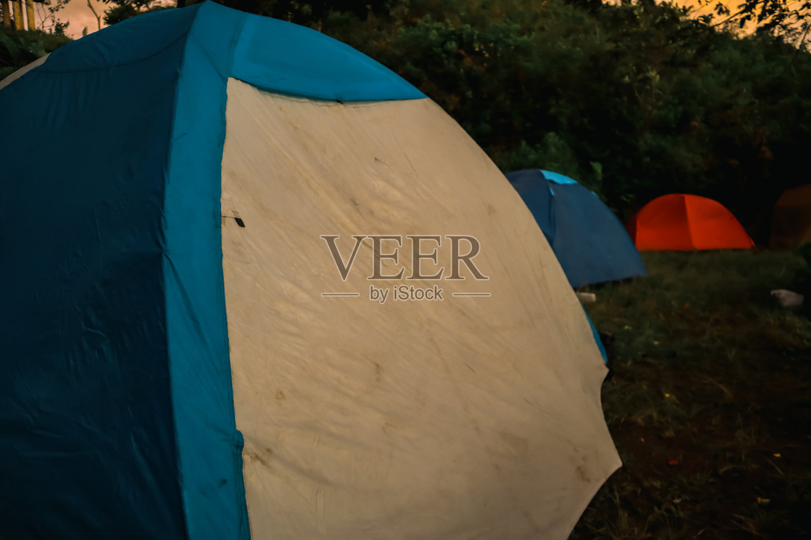 在安东山上露营，欣赏日落美景照片摄影图片