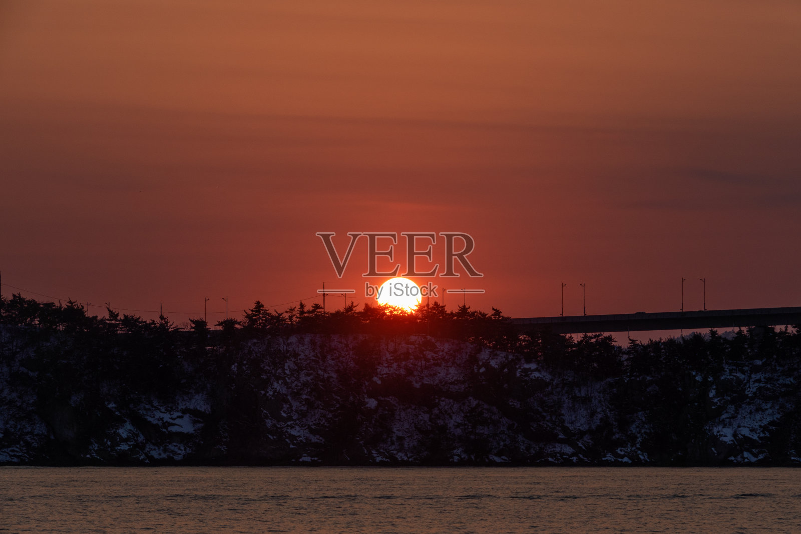 海边小山上的日落照片摄影图片