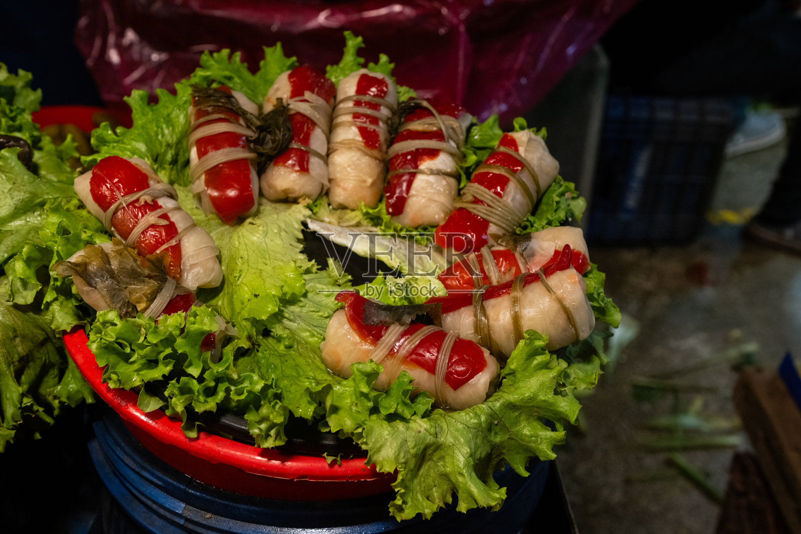 土耳其农贸市场上不同的水果和蔬菜泡菜。照片摄影图片