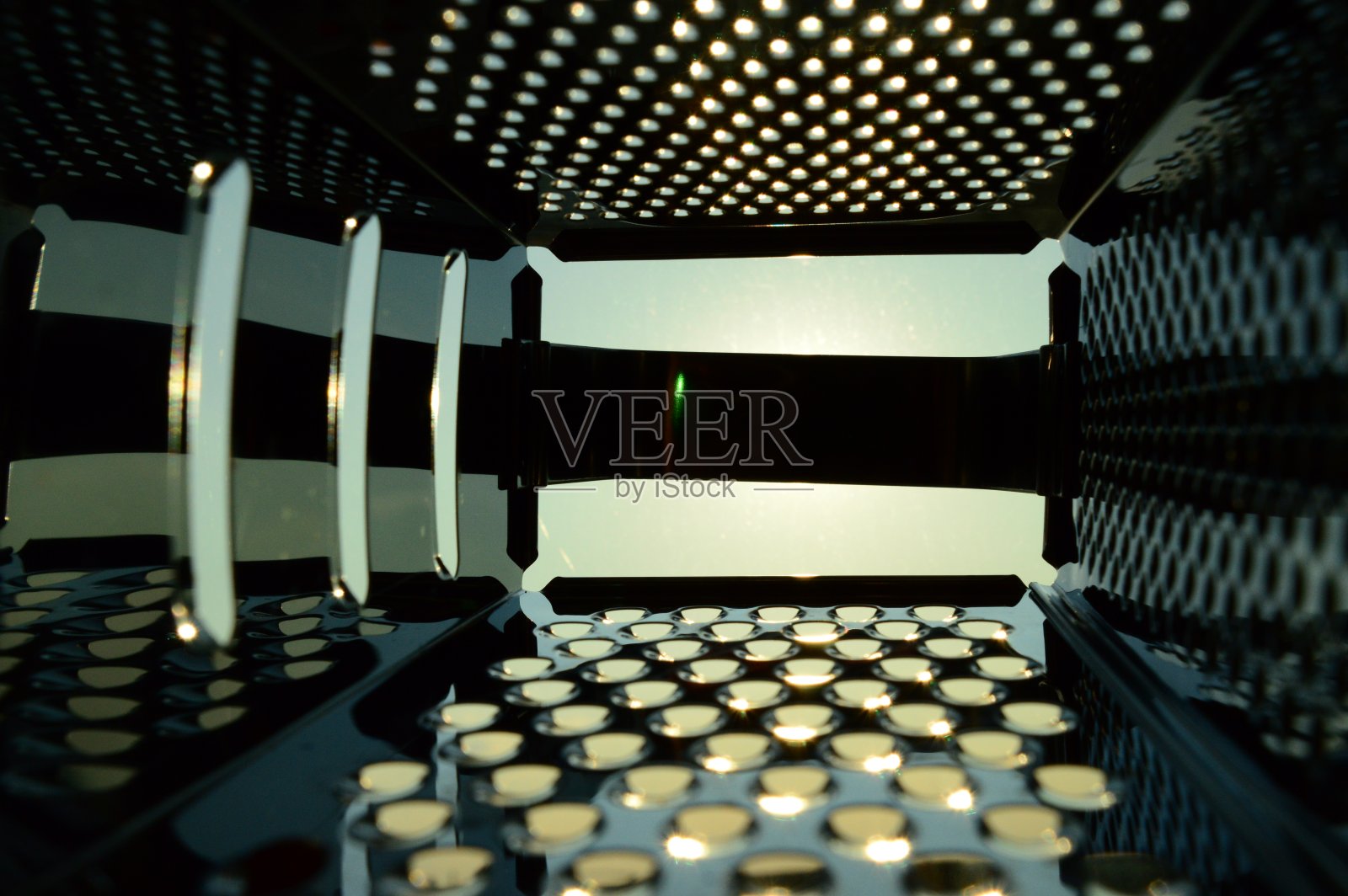 在夕阳下磨碎照片摄影图片