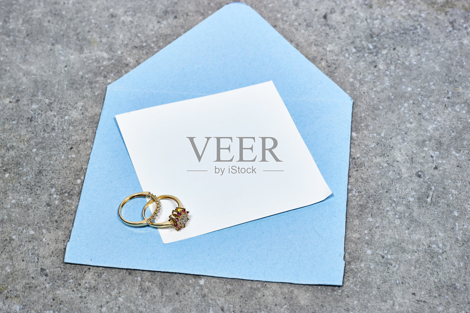 优雅的钻石配蓝色信封和白色卡片。爱情和婚礼的概念。柔和选择性聚焦照片摄影图片