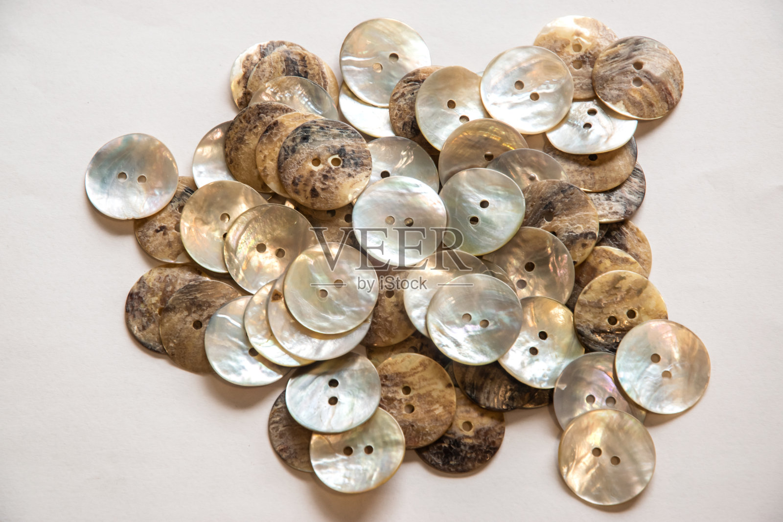 珍珠(珍珠之母)纽扣照片摄影图片