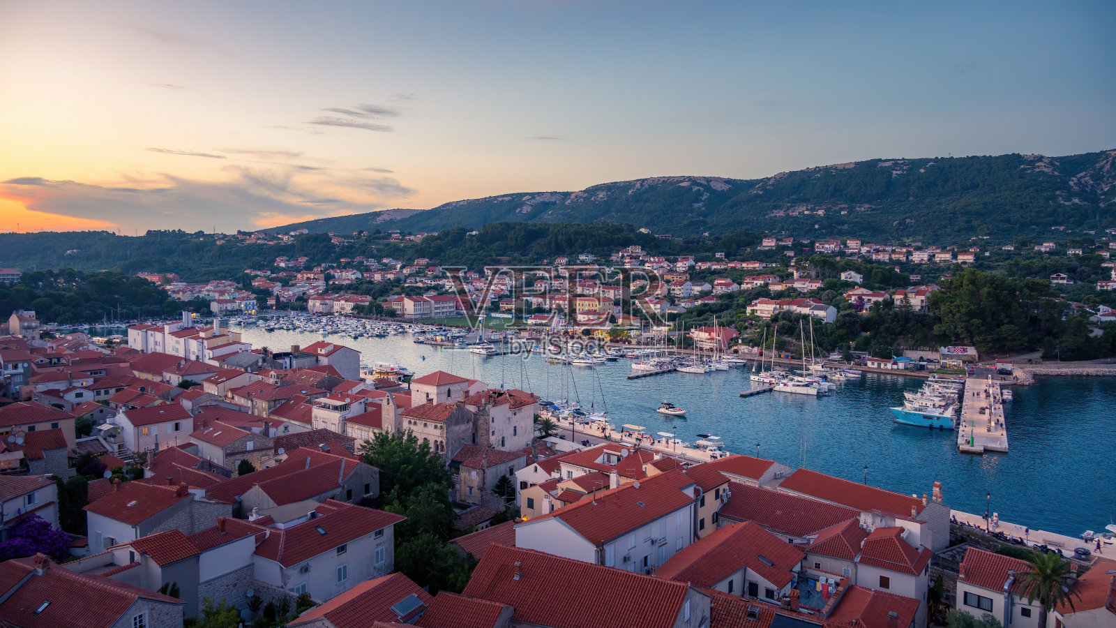 克罗地亚亚得里亚海畔的拉布中世纪老城的壮观景色。照片摄影图片