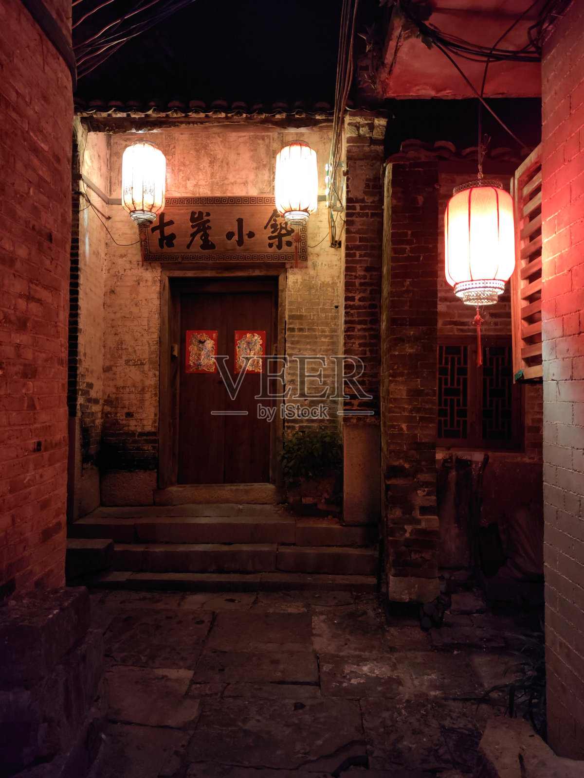 中国广西黄窑古镇夜景中的石屋照片摄影图片