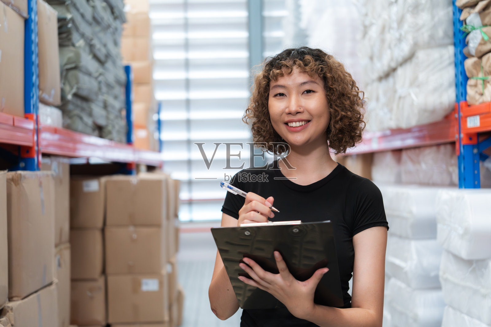 仓库工人进行库存检查。照片摄影图片