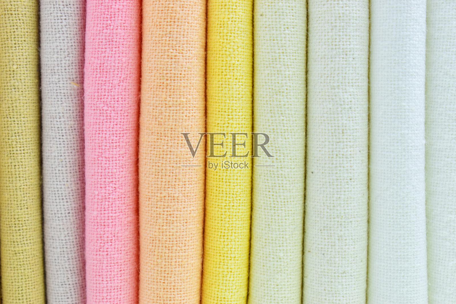 一堆堆五颜六色的棉衣，凑近一堆堆衣服照片摄影图片