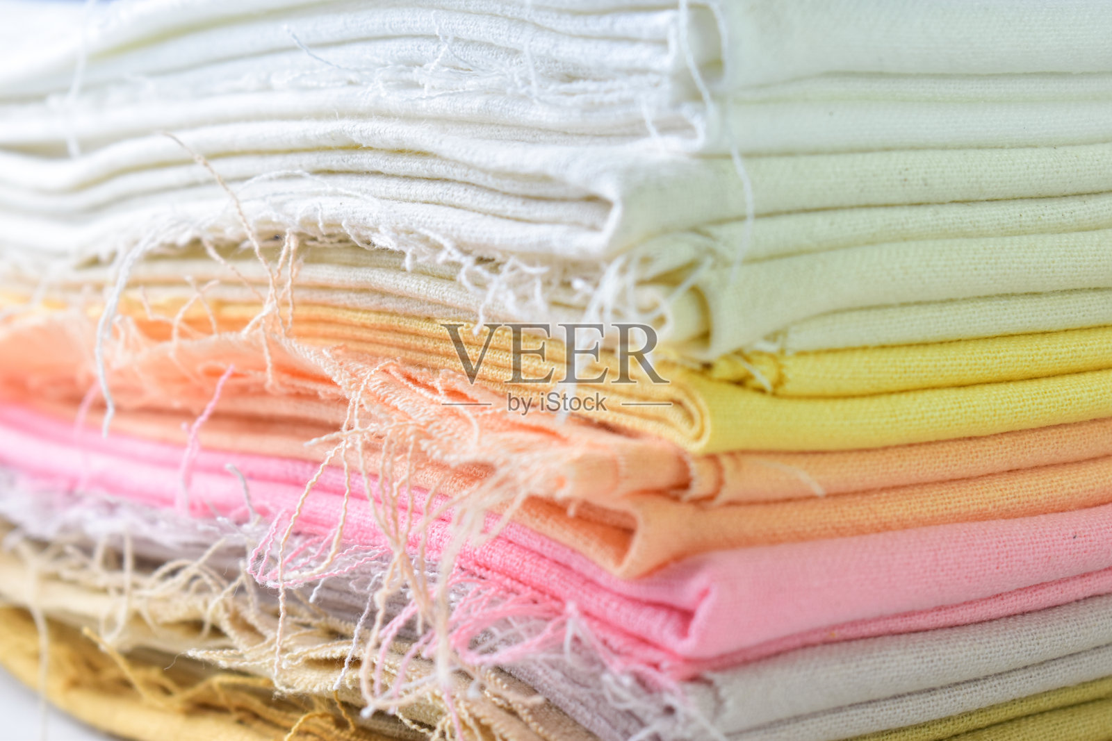 一堆堆五颜六色的棉衣，凑近一堆堆衣服照片摄影图片