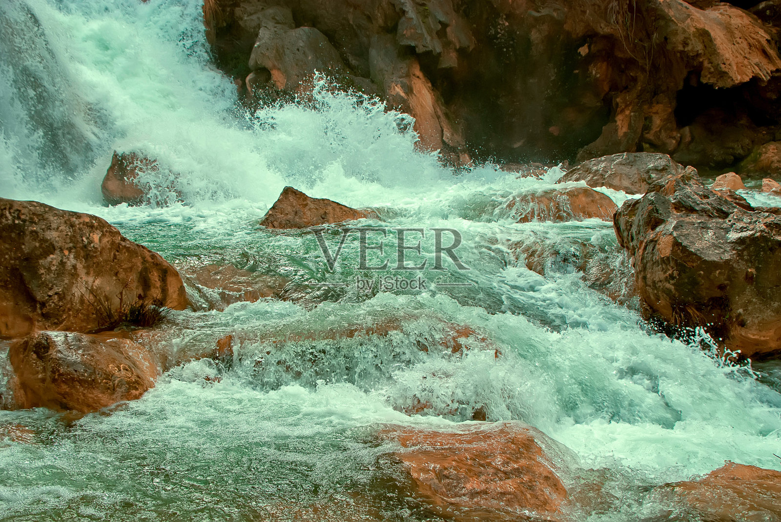 瓜达尔基维尔河流经塞拉达德尔乌特雷罗，卡索拉，塞古拉和拉斯别墅自然公园。照片摄影图片