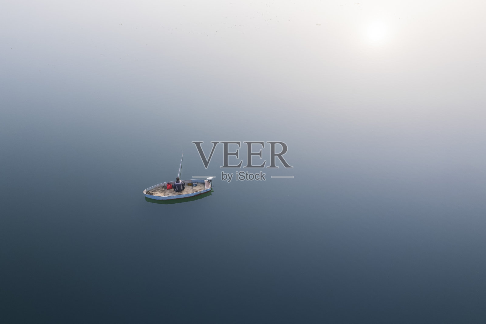 人们在湖上钓鱼照片摄影图片