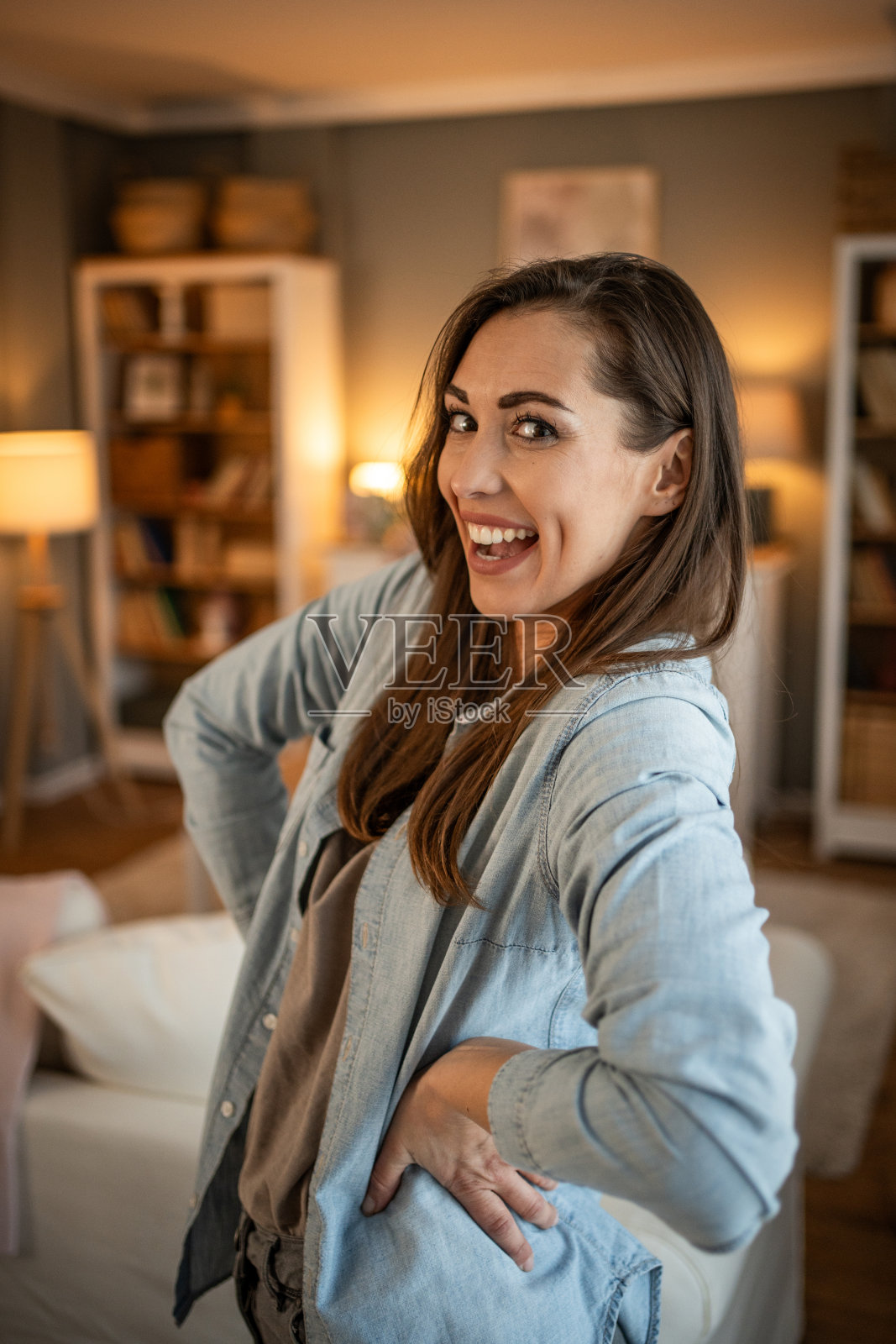 一位年轻的女视频博主正在制作视频照片摄影图片