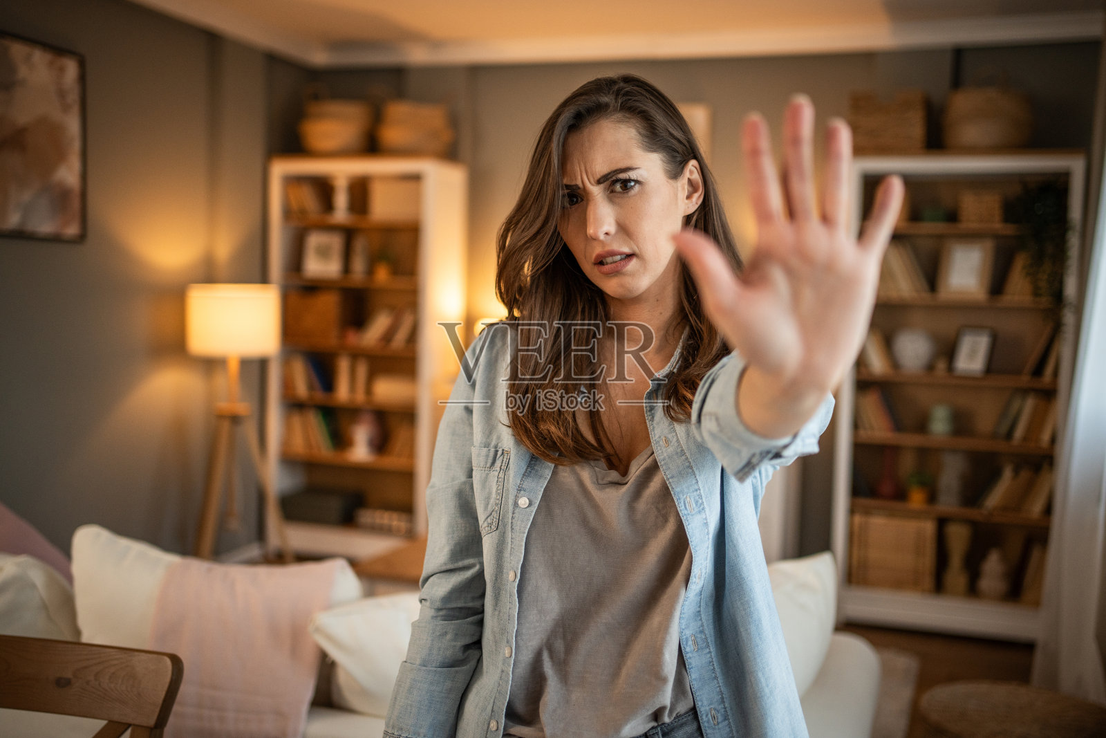 一位年轻的女视频博主正在制作视频照片摄影图片