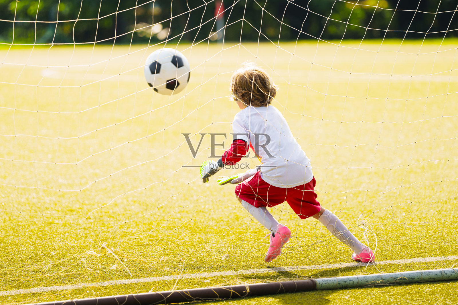 孩子在踢足球。孩子们踢足球。照片摄影图片
