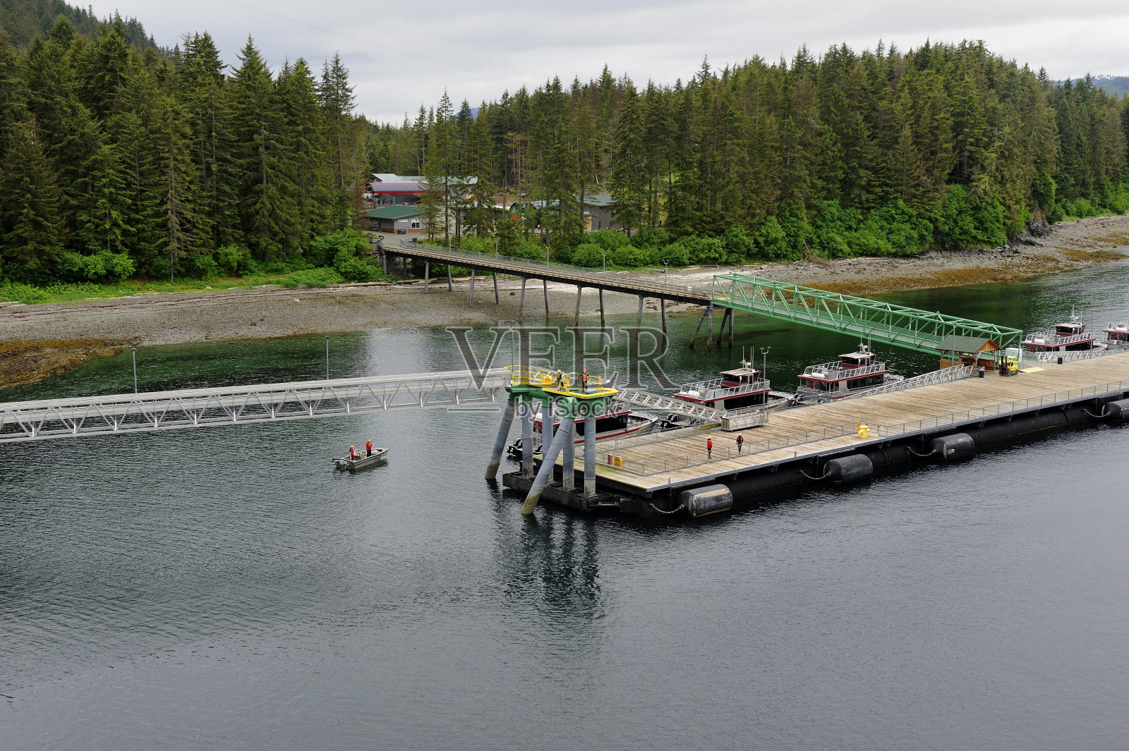游船上的乘客看着游船驶近码头照片摄影图片