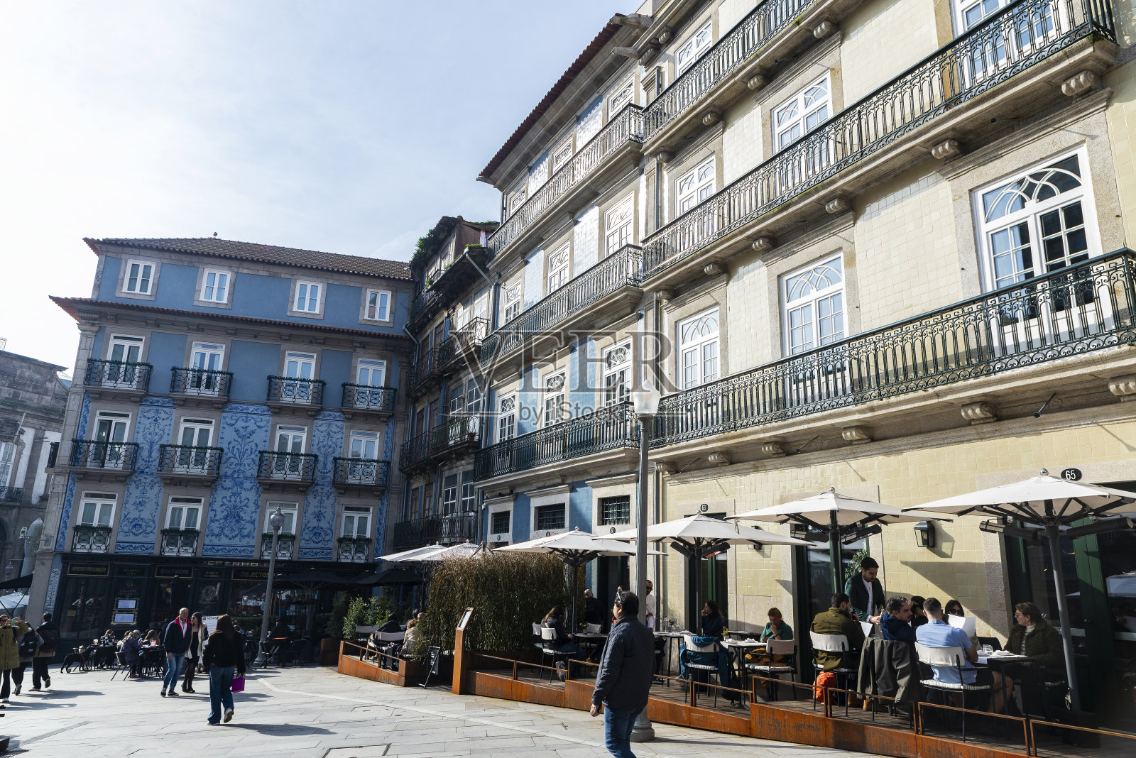 葡萄牙波尔图的购物街，商店和餐馆林立照片摄影图片