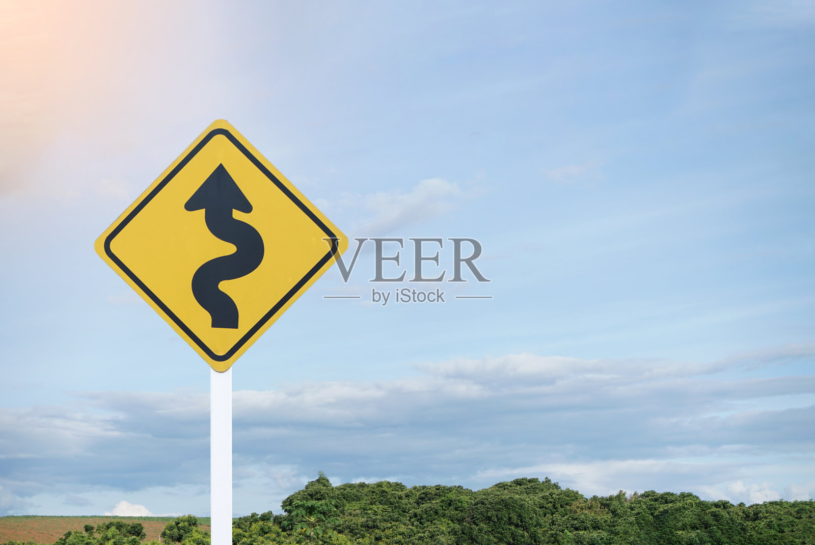 弯道交通黄色标志。左弯道警告注意标志。概念，警示交通标志，指示交通方向和道路。照片摄影图片