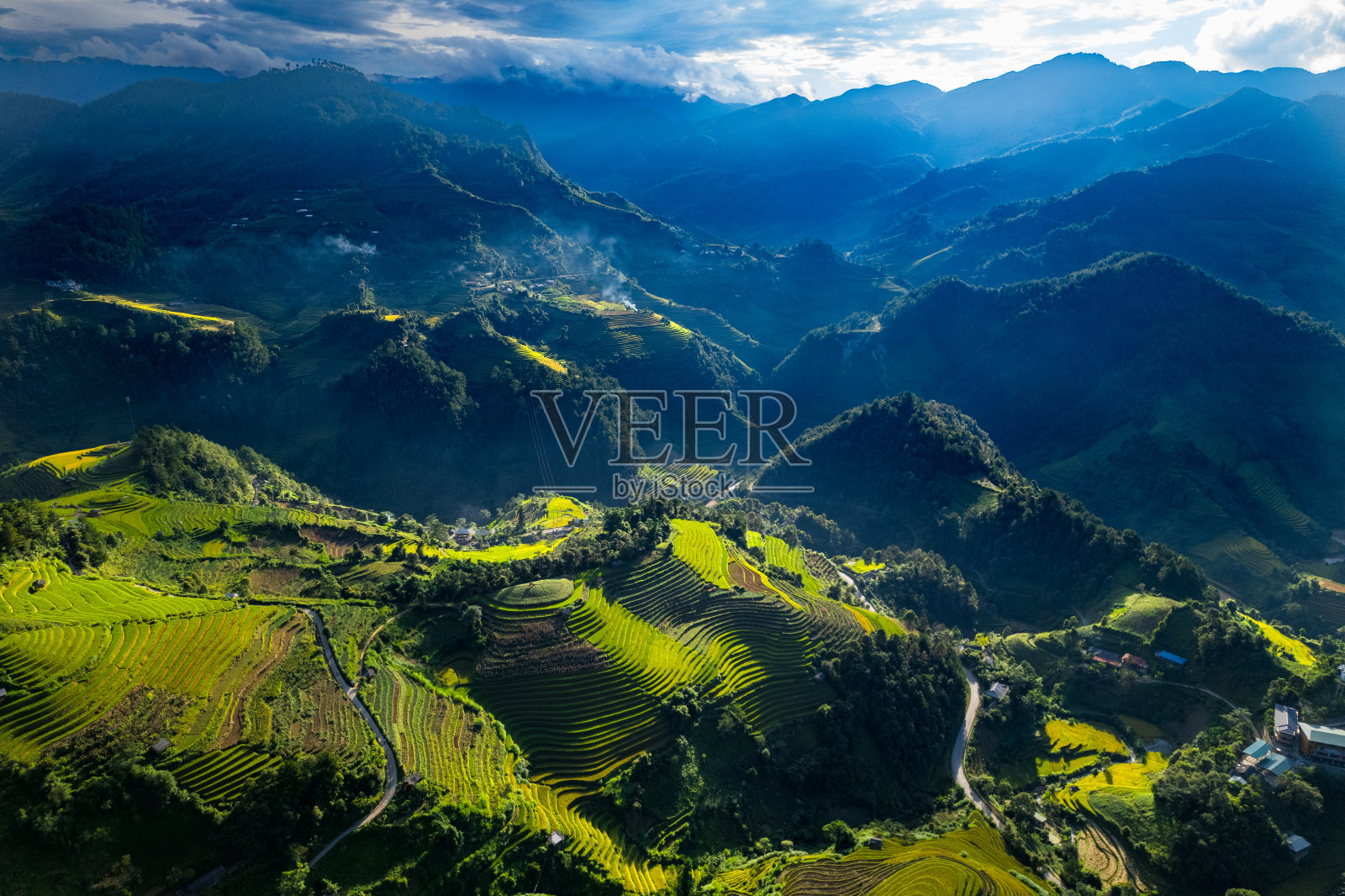 空中越南山地景观与梯田稻田。照片摄影图片