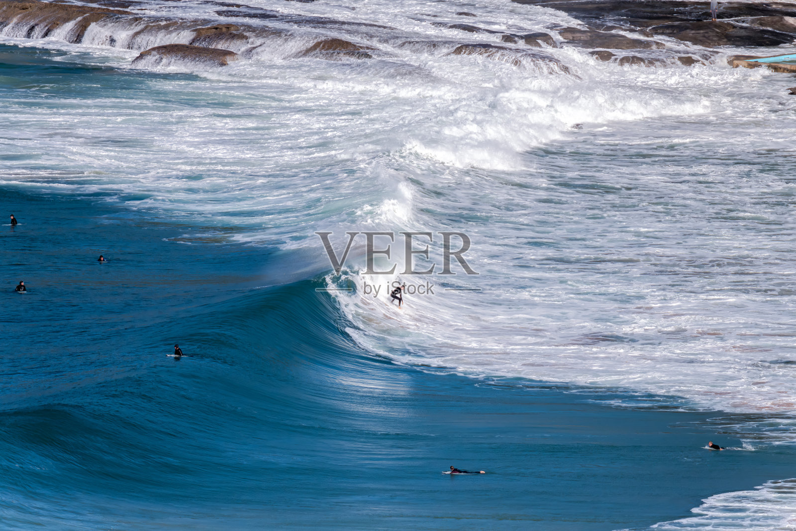鲸鱼海滩的海浪和冲浪者照片摄影图片