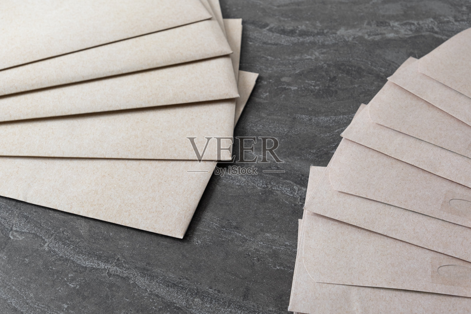 黄色的信封整齐地摆放在桌子上照片摄影图片