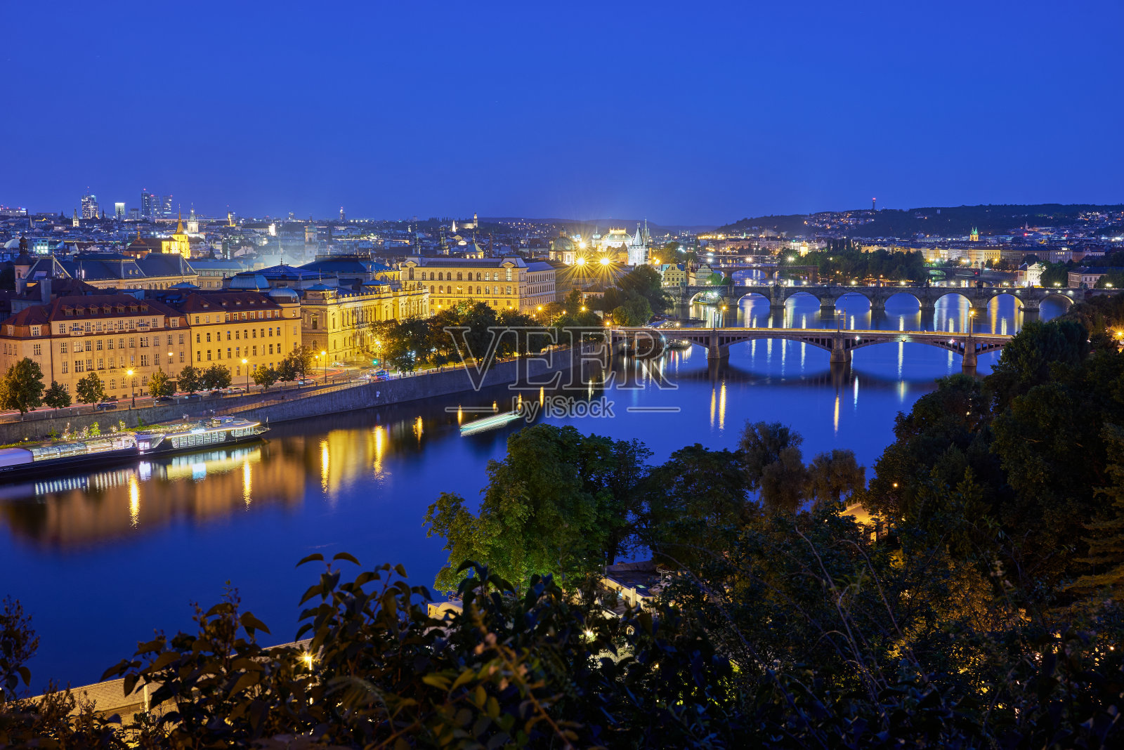 从莱特纳公园俯瞰捷克首都布拉格的夜景照片摄影图片