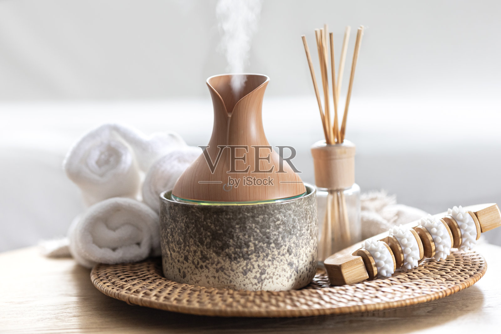 精油芳香扩散器加湿器扩散空气中的水分。照片摄影图片