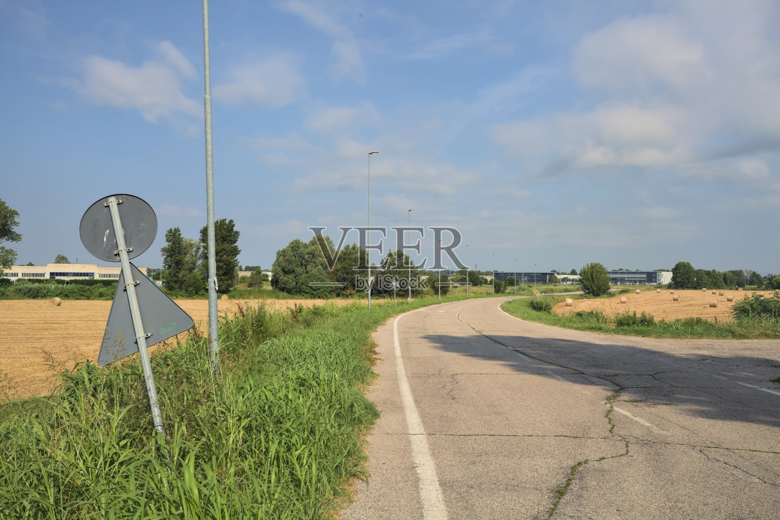 田野间的乡间小路照片摄影图片