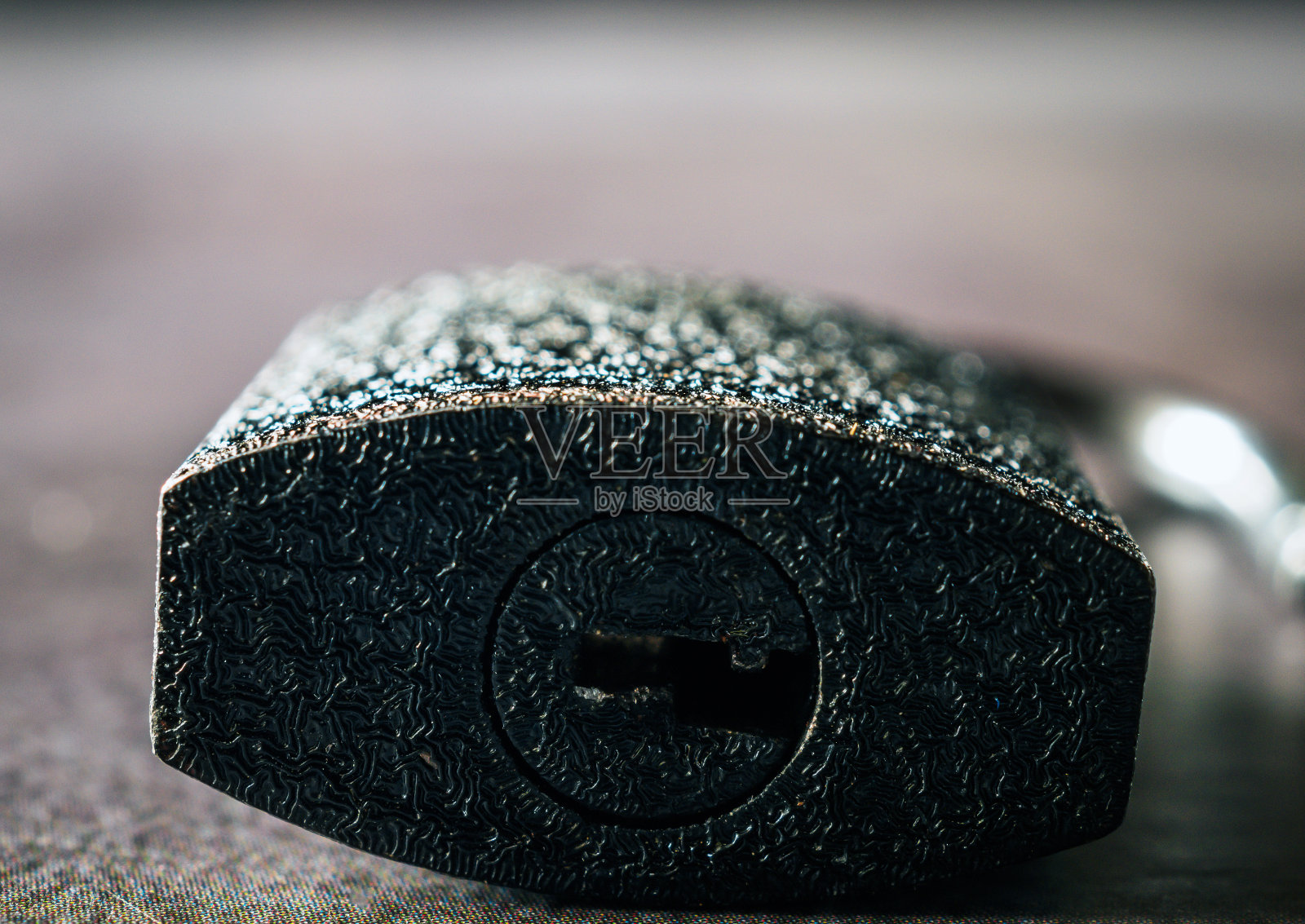 钢黑色挂锁黑色背景，打开和锁定照片摄影图片