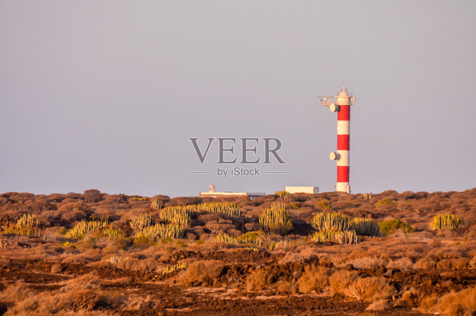 一座灯塔在沙漠中央照片摄影图片