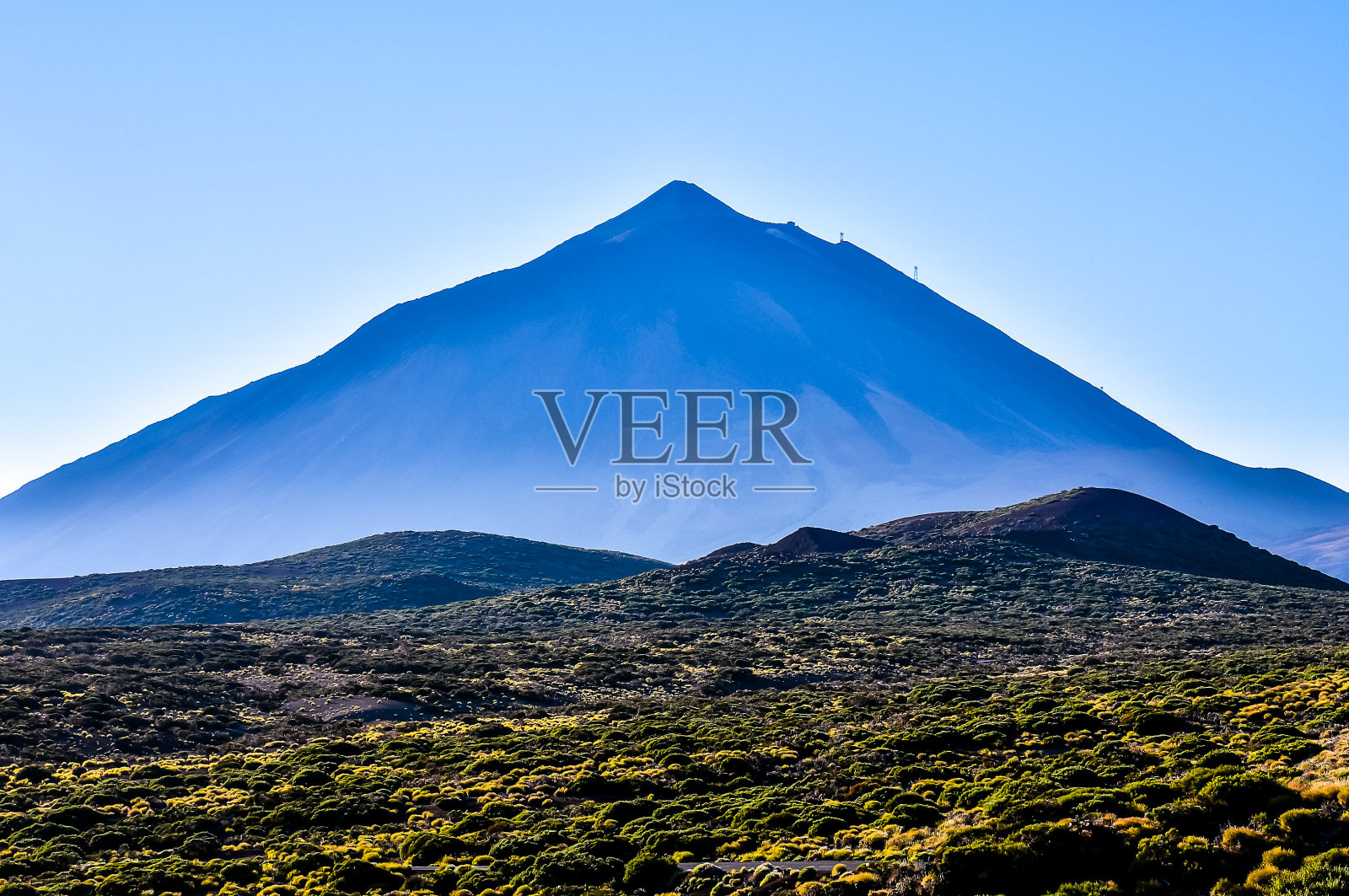 一座以蓝天为背景的山照片摄影图片