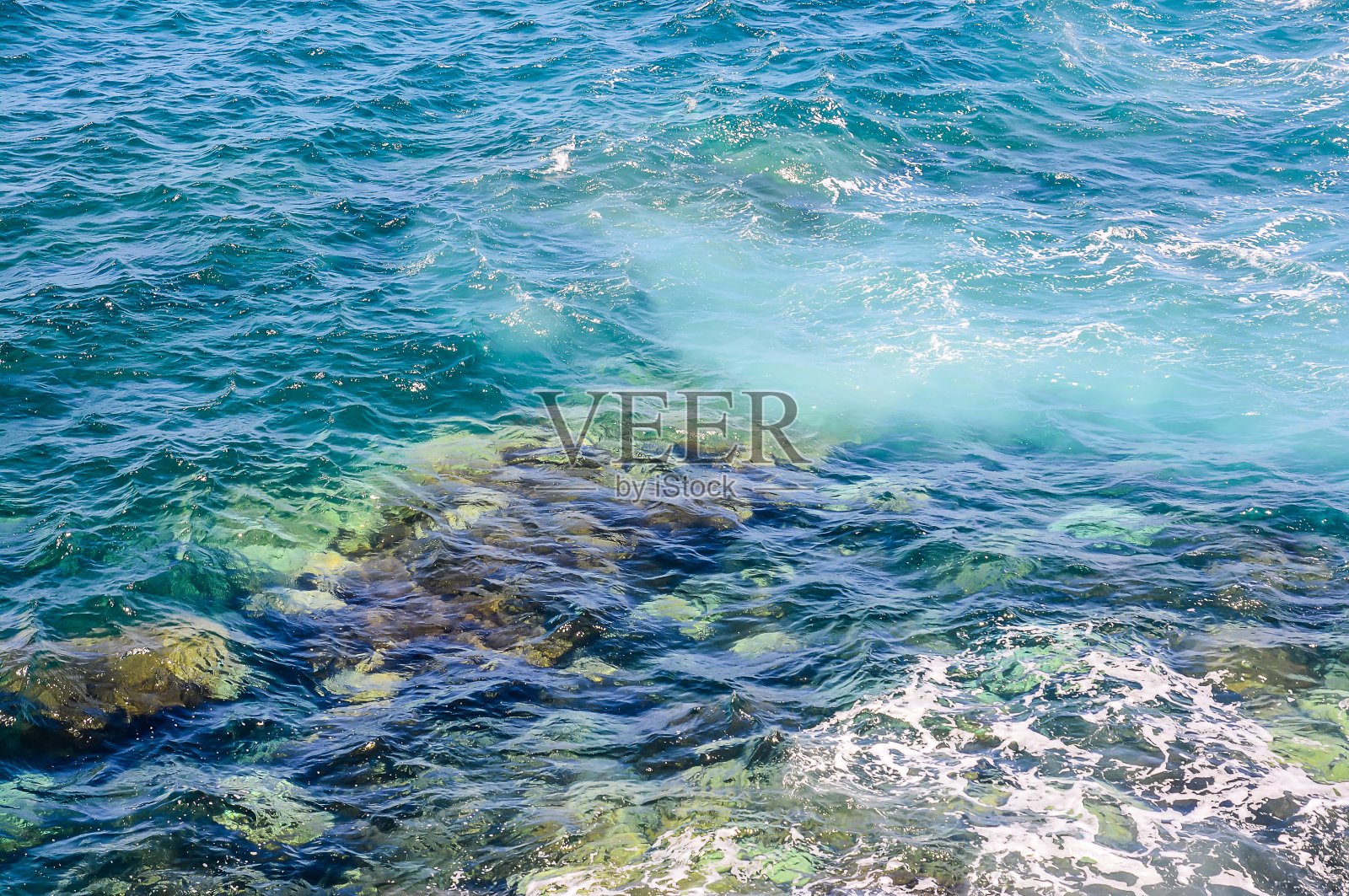 大海是蓝色的，水是波涛汹涌的照片摄影图片