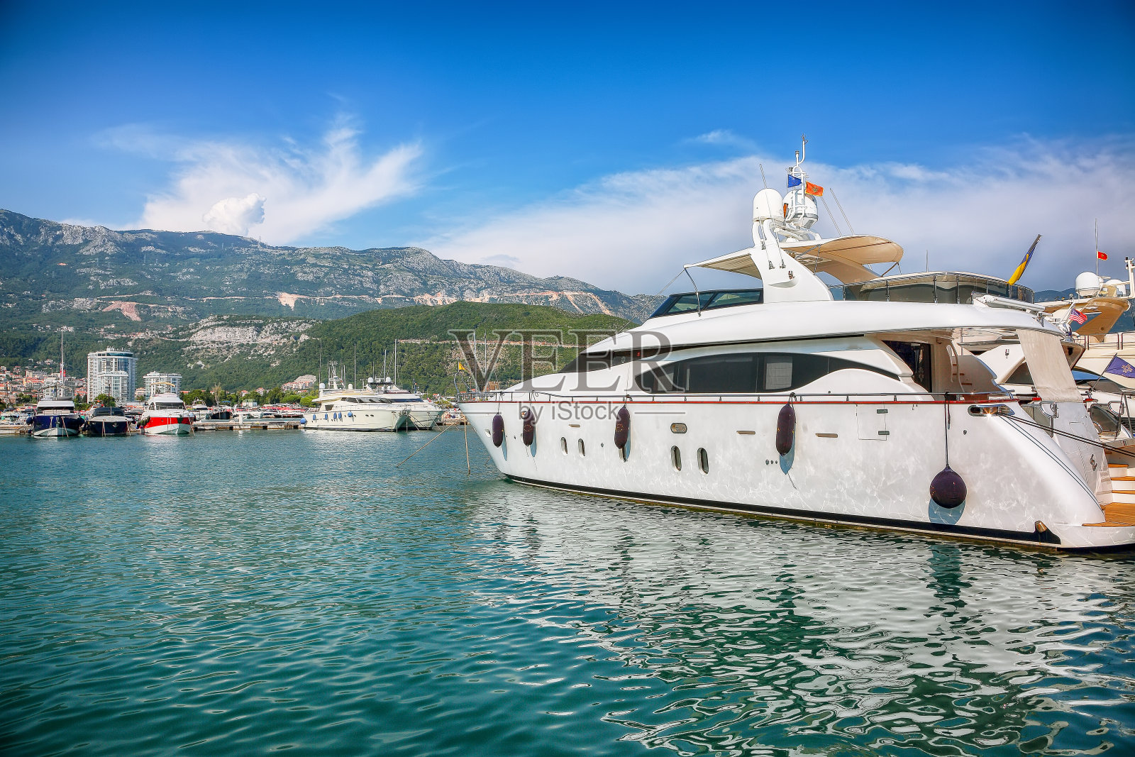 海港的迷人景色，船只和游艇停泊在布德瓦市照片摄影图片