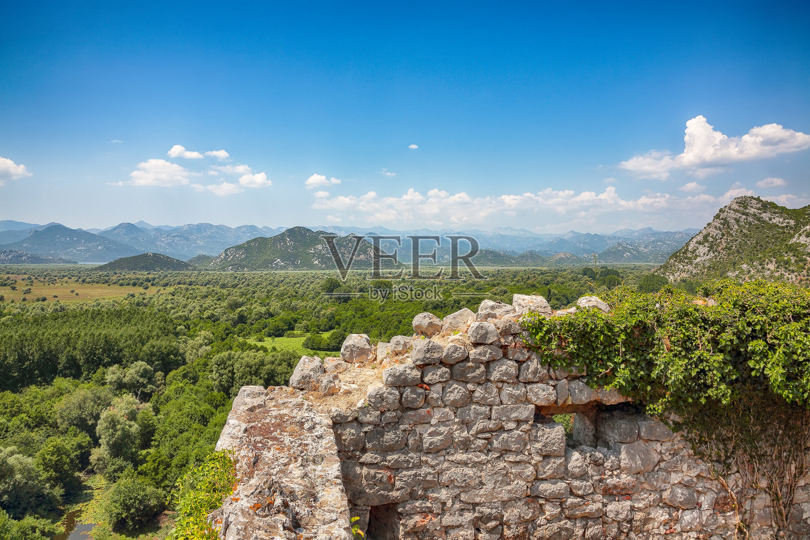 从Zabljak Crnojevica要塞欣赏莫拉卡河山谷迷人的阳光清晨景色。照片摄影图片