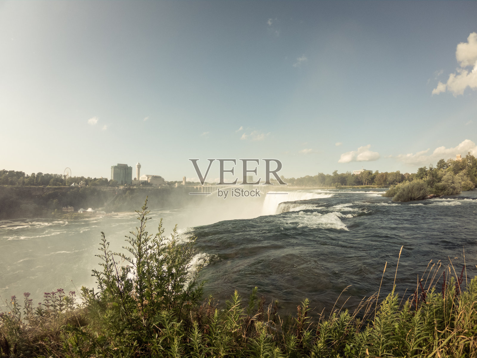 美国瀑布的支流，背景是彩虹桥照片摄影图片