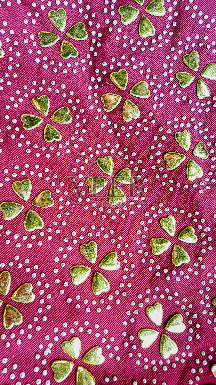 金色图案在红色织物上，背景照片摄影图片