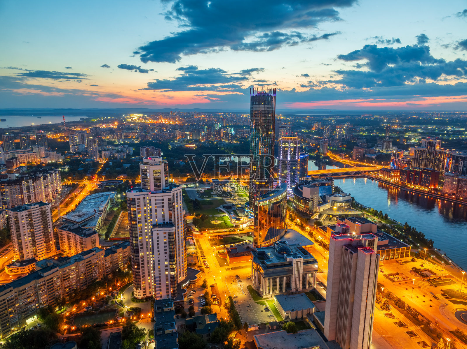 夏季或初秋夜晚的叶卡捷琳堡城市和池塘鸟瞰全景。夜城在初秋或夏季。照片摄影图片