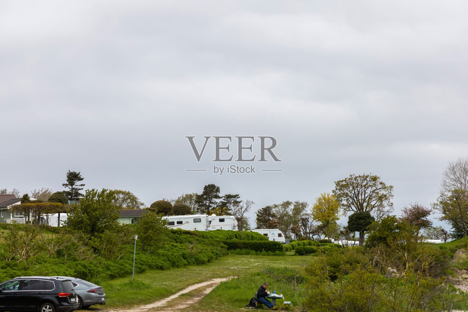 阴天在风景如画的大自然中露营。照片摄影图片