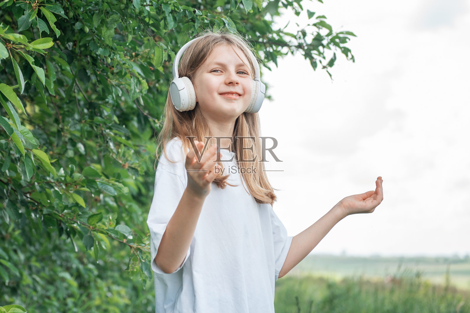 一个戴着耳机听音乐跳舞的孩子照片摄影图片