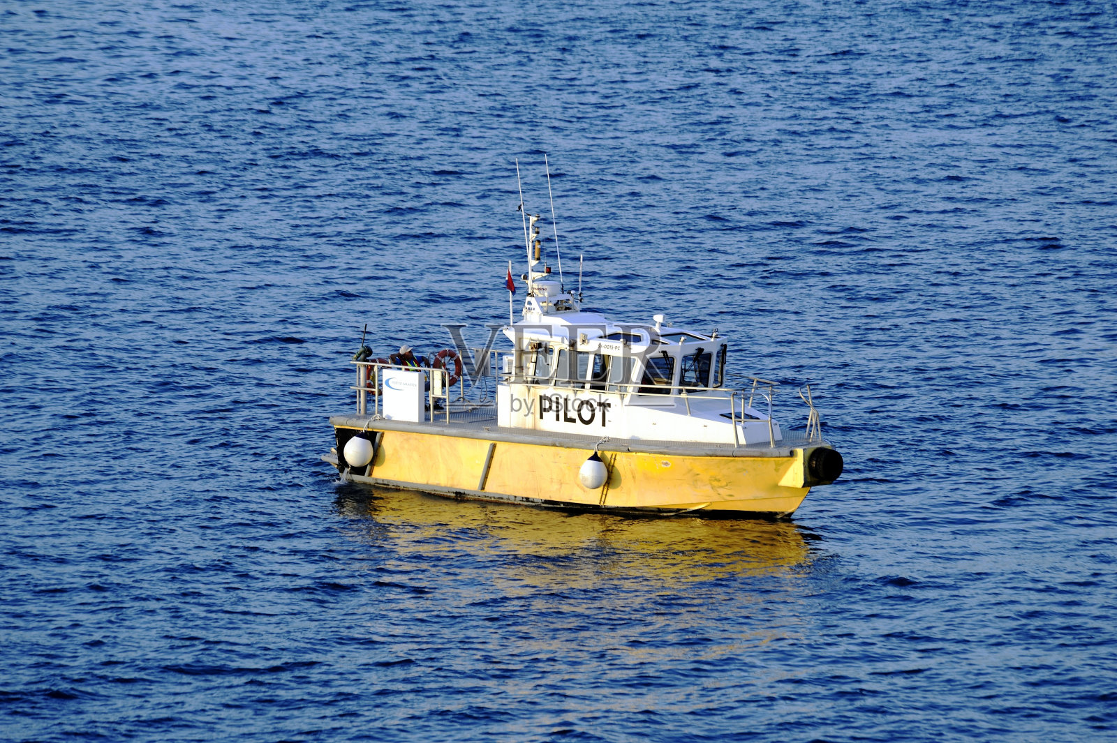 引航艇SX0015PC监控过往船只照片摄影图片