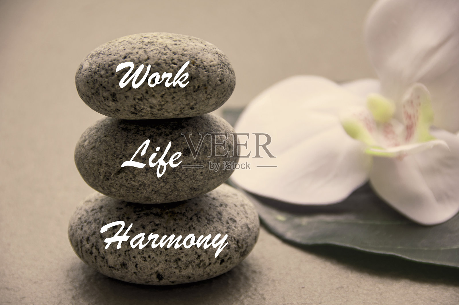 工作与生活的平衡文字镌刻在禅石与文字的空间。工作与生活平衡概念照片摄影图片