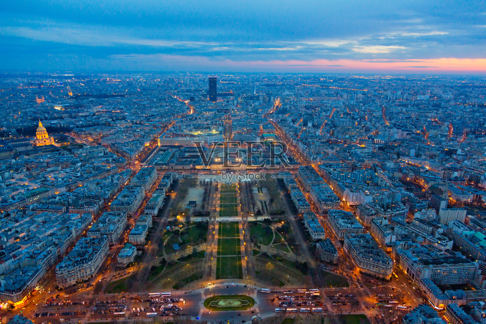 黄昏时分的巴黎全景，法国照片摄影图片