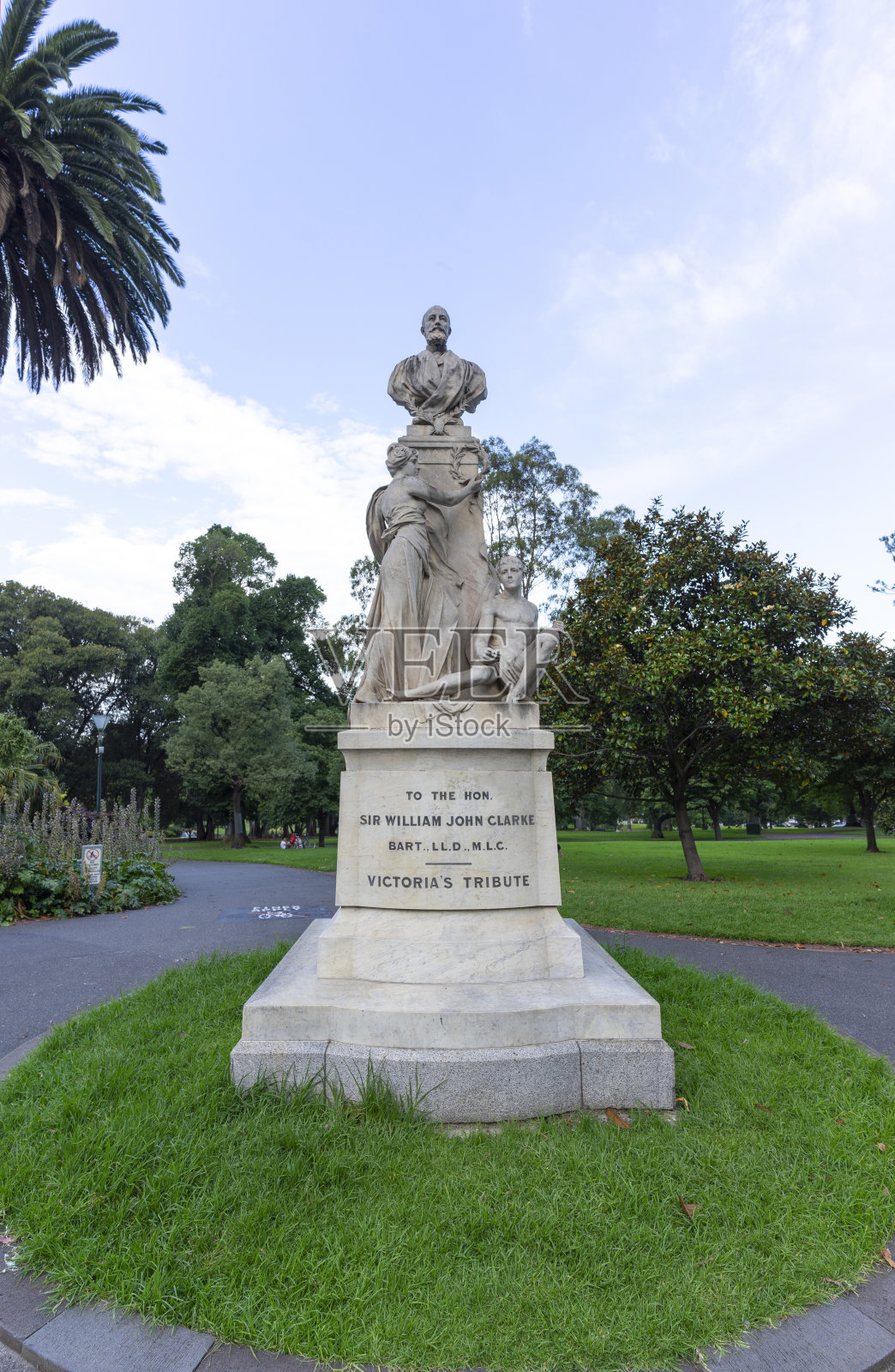 澳大利亚墨尔本国库花园的威廉·约翰·克拉克爵士纪念像。照片摄影图片